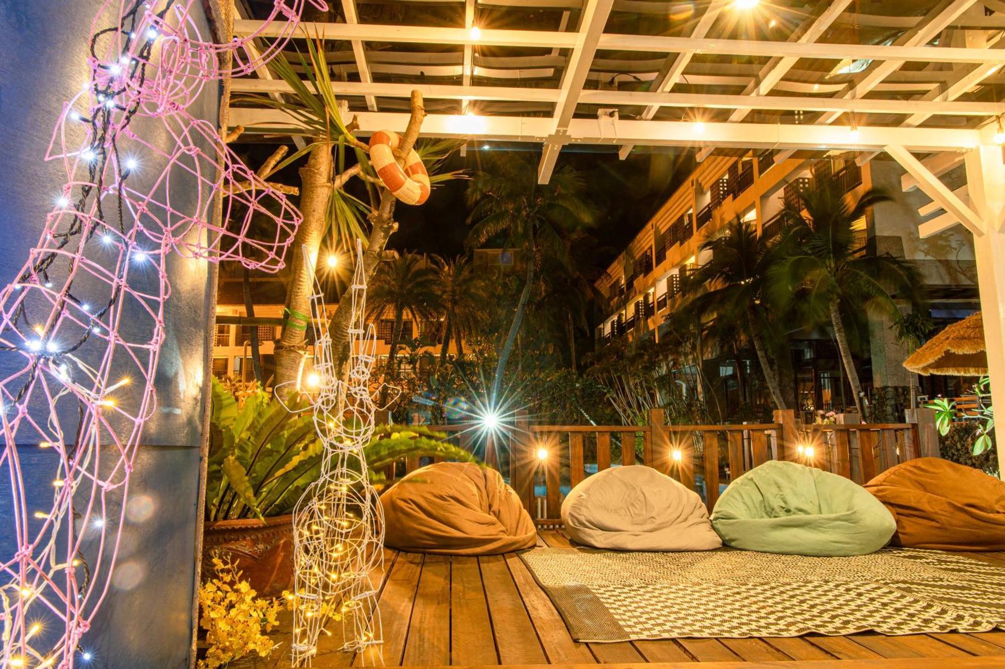 Yoho Beach Resort Kenting Heng-ch'un Dış mekan fotoğraf The interior of a rooftop bar in Bangkok, Thailand